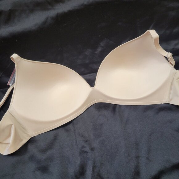 NWT UNDEROUTFIT Bra Medium M Satin Grace 1258 Adjustable Straps 3D Molded Sand - Picture 8 of 10